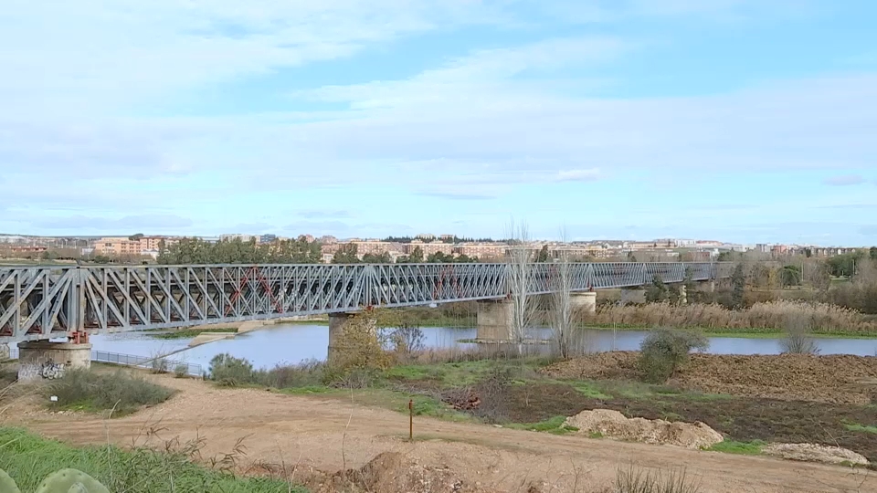 Así es la reparación y conservación del Puente de Hierro de Mérida del siglo XIX