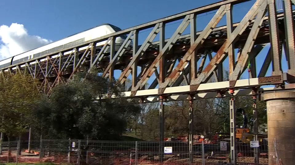 Así es la reparación y conservación del Puente de Hierro de Mérida del siglo XIX
