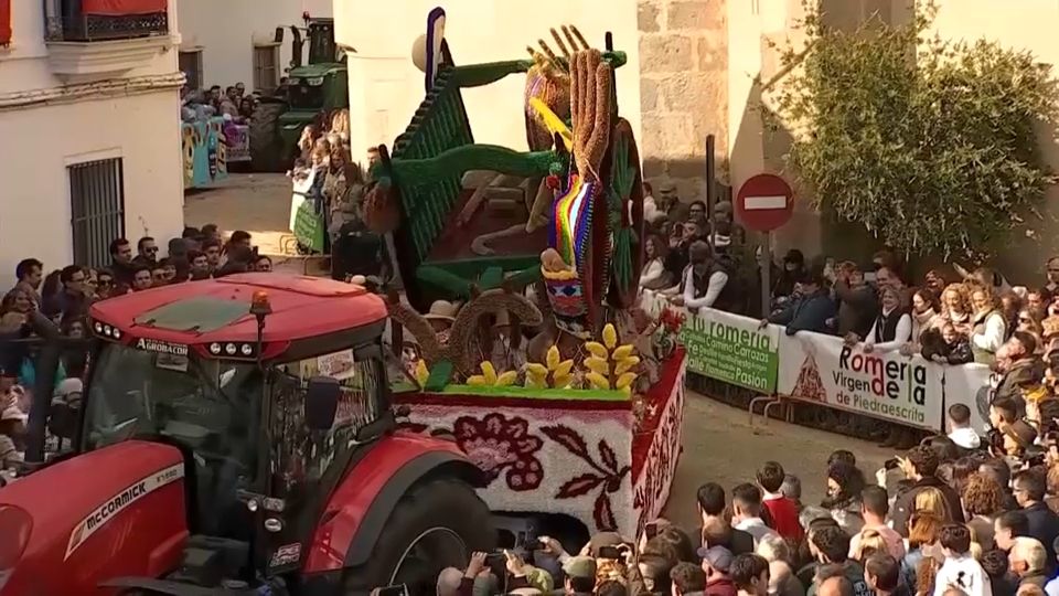 La Romería de Piedraescrita de Campanario reúne este Lunes de Pascua a ocho carrozas y más de 300 jinetes