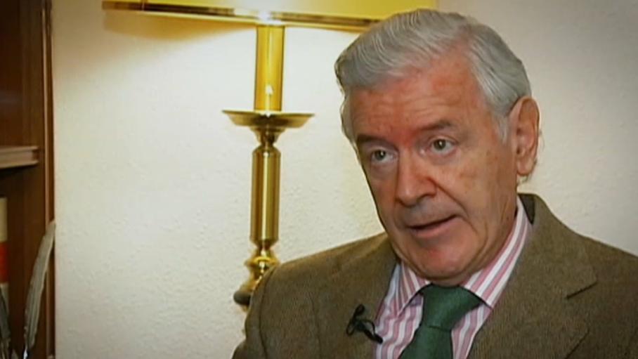 Los restos mortales del exministro Enrique Sánchez de León descansan en el columbario de La Soledad de Badajoz