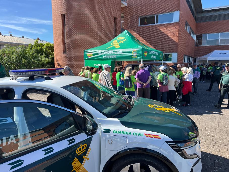Más de 300 personas asisten a la exhibición de la Guardia Civil de Cáceres dirigida a personas mayores