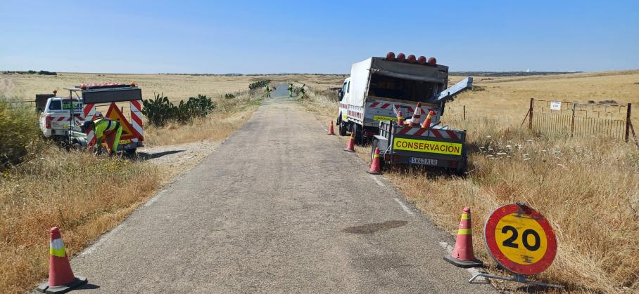 La Diputación de Cáceres realiza una campaña de desbroce en la red provincial de carreteras para prevenir incendios