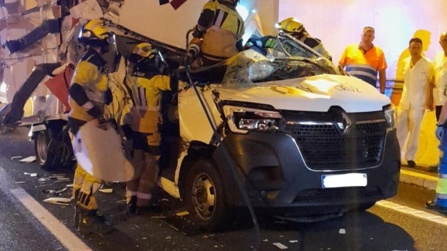 Corte total de la circulación en el túnel de Miravete en sentido Badajoz por el vuelco de un camión