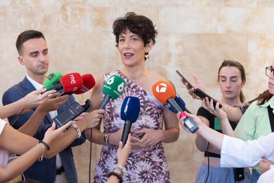 Elma Saiz afea la "insumisión" de las CCAA del PP ante la acogida de menores migrantes y les pide que "cumplan la ley"