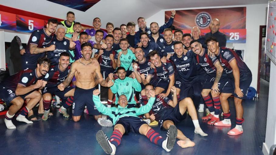 Los jugadores del Extremadura celebran, en el vestuario, la sufrida victoria.