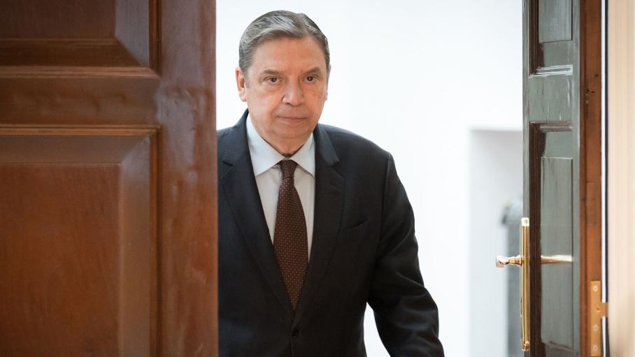 El ministro de Agricultura, Pesca y Alimentación, Luis Planas, ofrece una rueda de prensa tras la detección de seis casos de peste porcina africana en animales silvestres