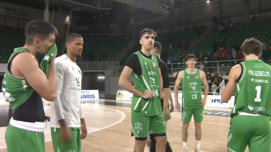 Los jugadores del Cáceres Patrimonio lamentan la derrota en el Multiusos en el último suspiro.