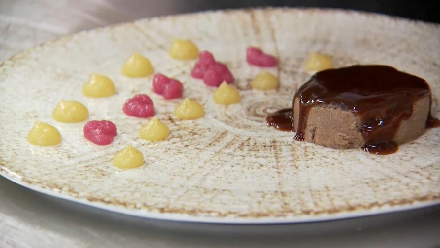 Plato elaborado con carne de caza en las hospederías de Extremadura