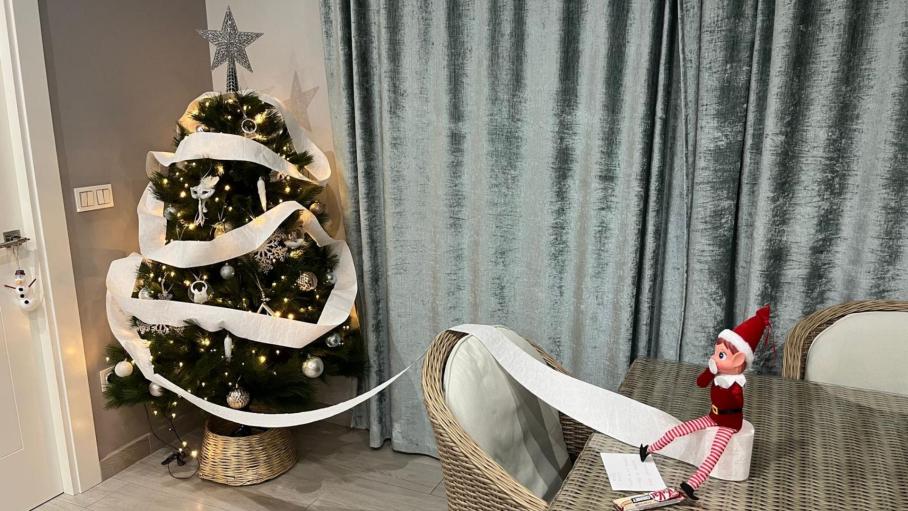 Los elfos realizan travesuras antes de la llegada de Papa Noel