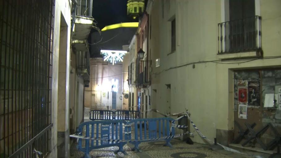 Calle Moreno Zancudo, de Badajoz, cortada tras el derrumbe de parte de la cornisa de un edificio vacío