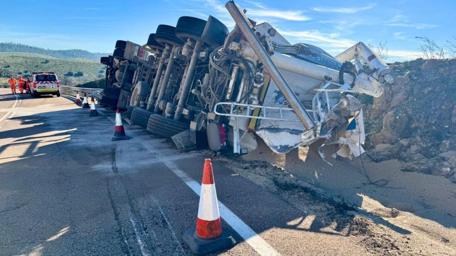 Camión volcado en la carretera que une Almendralejo con Palomas
