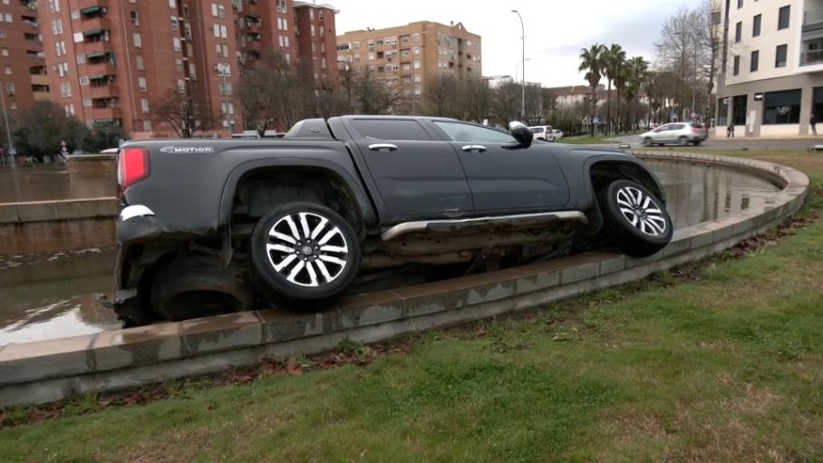 Vehículo accidentado en la rotonda Isabel de Portugal en Badajoz