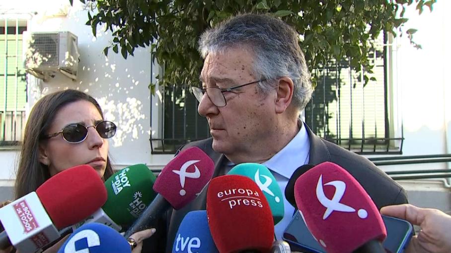 José Duarte, abogado, atiende a los medios de comunicación