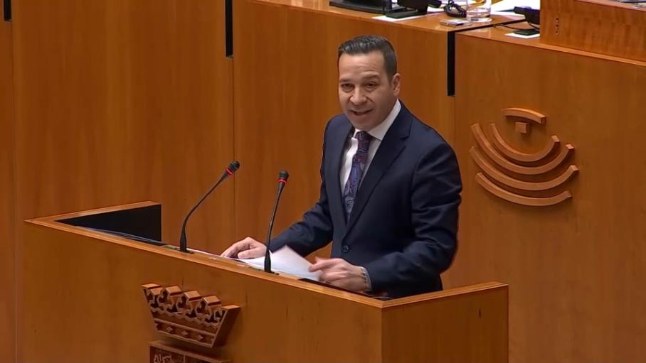 Óscar Fernández, portavoz de Vox Extremadura, durante la sesión de investidura de María Guardiola