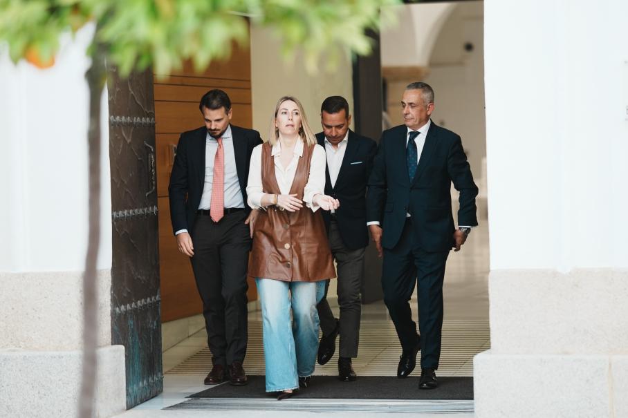 Un acuerdo, ha explicado la presidenta de la Junta en funciones, María Guardiola, formado por 74 medidas en las que ambos partidos han acercado posturas "más allá de las diferencias ideológicas". 