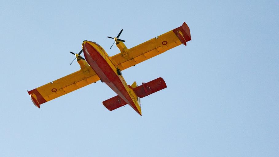 Un avión anfibio apaga fuego del Ejército de Aire en una imagen de archivo