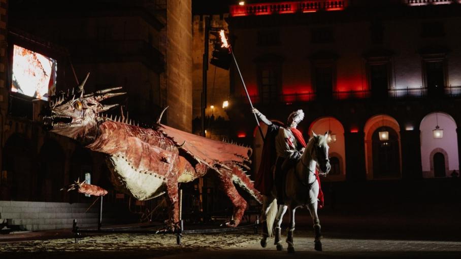 San Jorge pelea con el dragón en Cáceres