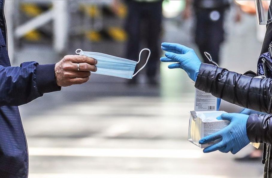 Entrega de mascarillas en una ciudad europea