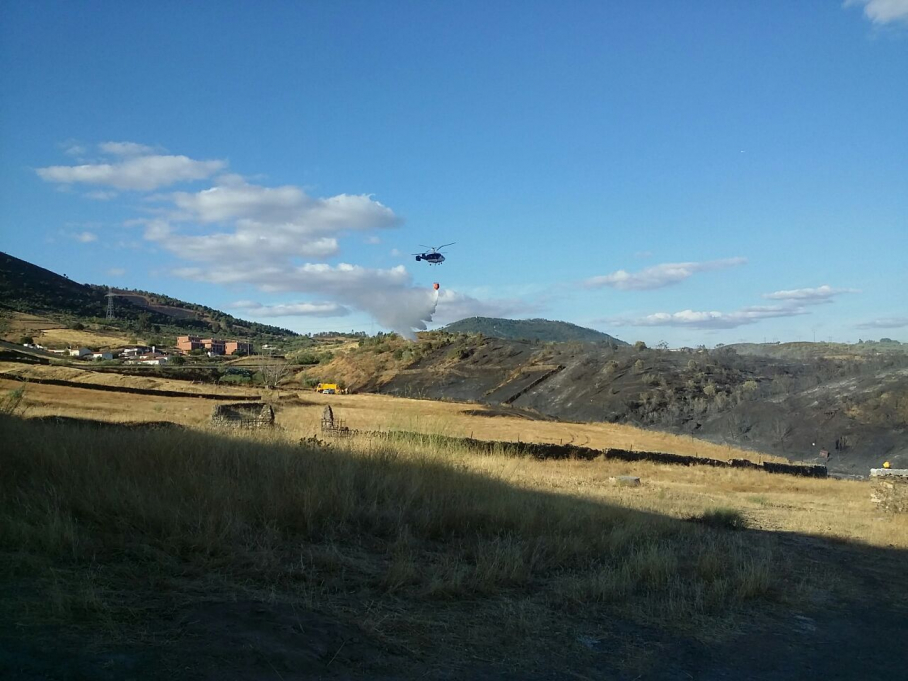 Hidroaviones sofocando el incendio de Cañaveral