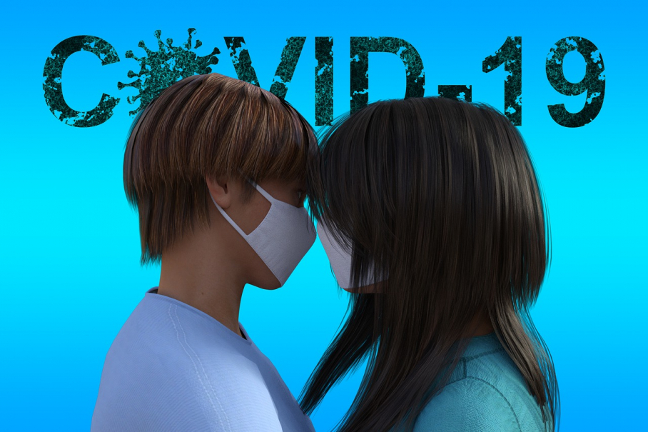 Una pareja se besa con mascarilla