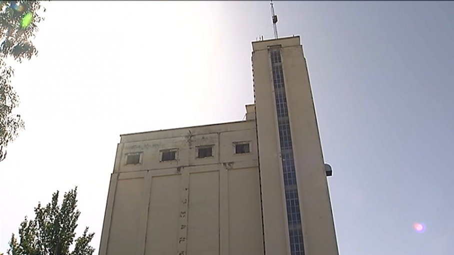 Edificio principal de uno de los dos silos de Don Benito que salen a subasta.