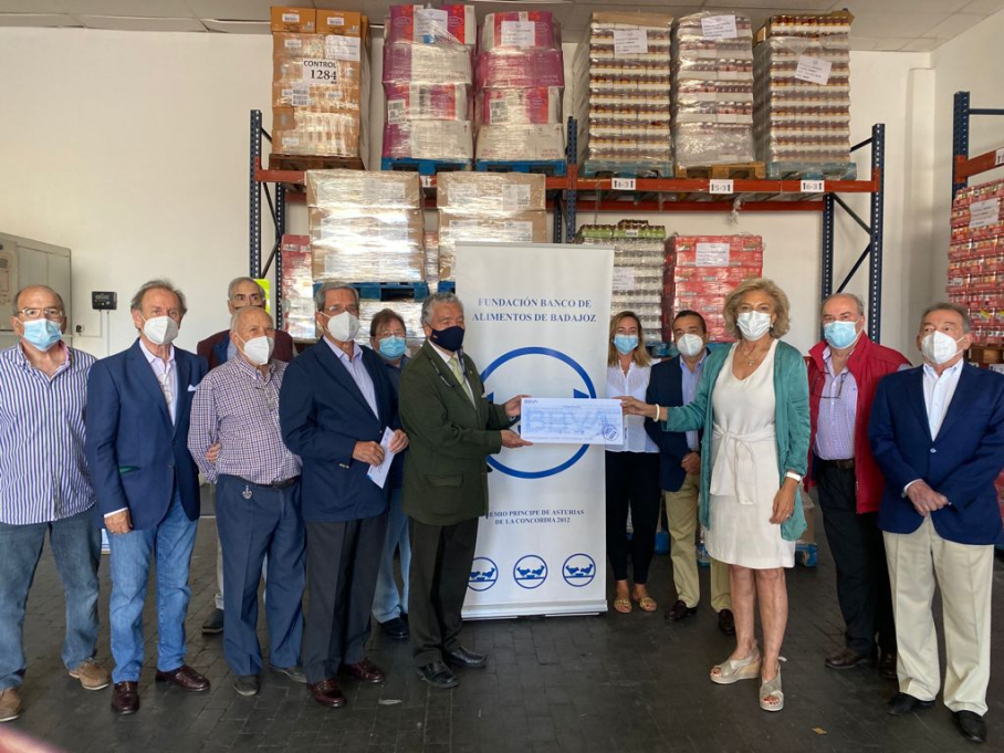La presidenta del Banco de Alimentos de Badajoz, Cristina Herrera, recibe el cheque del presidente de la Comisión Ciudadana, Pedro Rubio.  