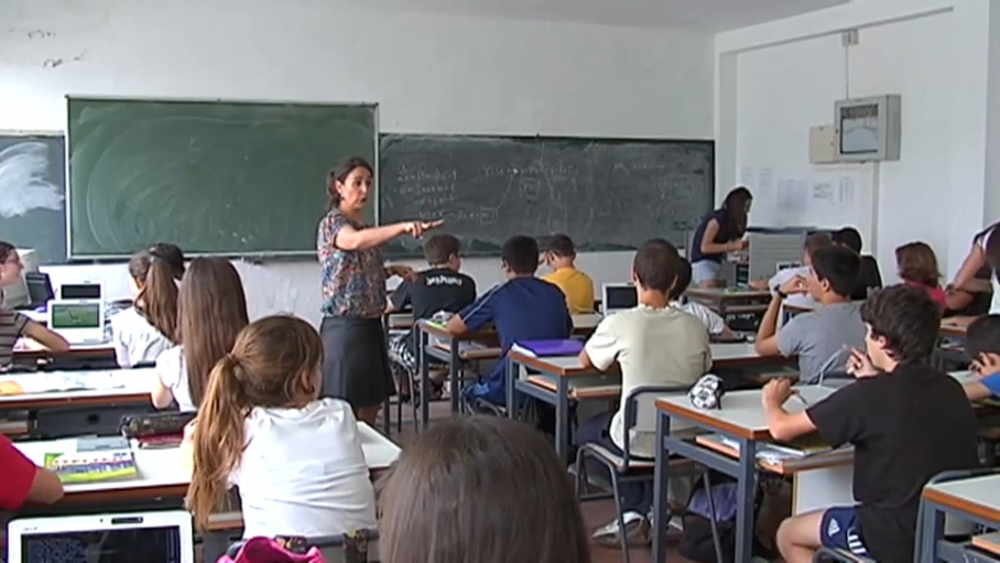 Maestra dando clases