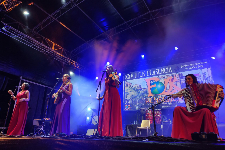 Los Granjeros, Acetre y Albaluna hicieron disfrutar con sus ritmos musicales a un auditorio de 400 personas limitado por las medidas sanitarias. En la imagen: Un momento de la actuación del grupo extremeño Acetre.