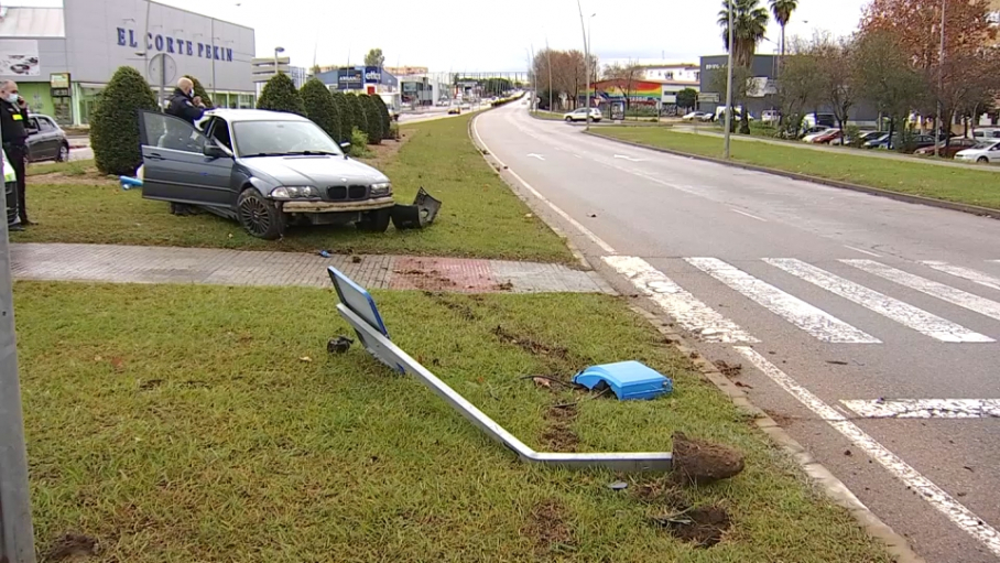 Coche accidentado en una rotonda de Mérida