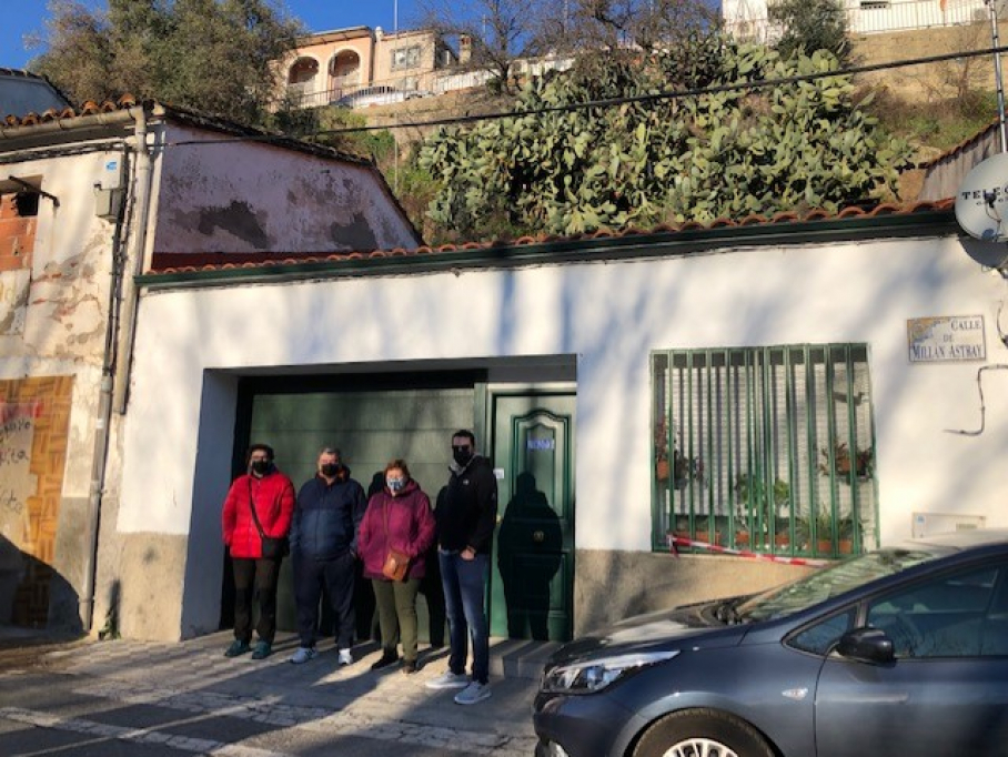 La familia Hernández Merideño delante de su casa en San Lázaro.