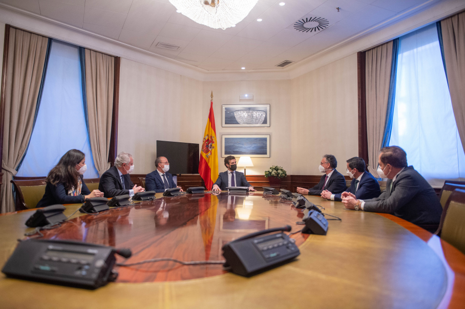 Pablo Casado, junto al presidente del PP extremeño, los alcaldes de Don Benito y Villanueva y los portavoces del PP local de las dos poblaciones