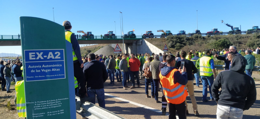 Tractores en la Nacional y manifestantes ocupando la autovía EX-A2