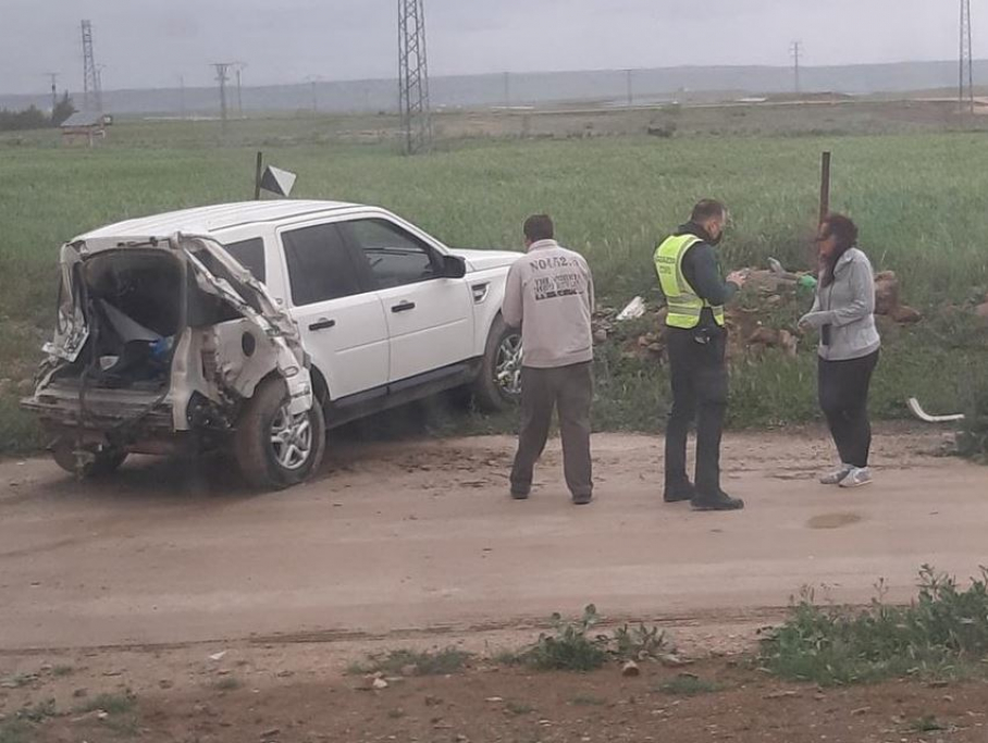 Vehículo accidentado en un paso a nivel en Castuera