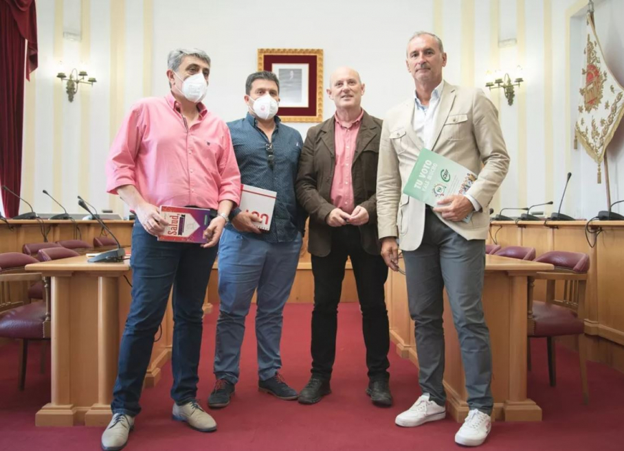 El delegado de recursos humanos, Julio César Fuster, junto a los representantes sindicales