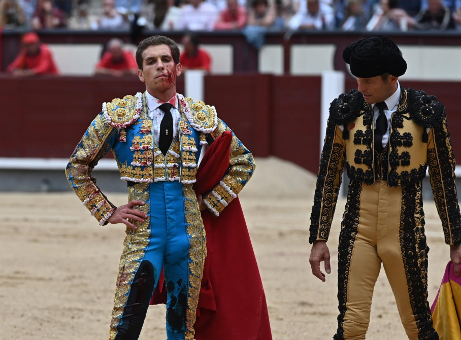 El diestro Ginés Marín (i), tras sufrir un revolcón con su primero de la tarde durante la corrida de la Feria de San Isidro hoy en la plaza de Lasa Ventas, en Madrid.