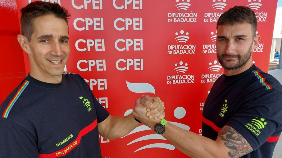 Dos bomberos de la Diputación de Badajoz lucen las nuevas camisetas con la bandera arcoíris para visibilizar y apoyar al colectivo LGBTI