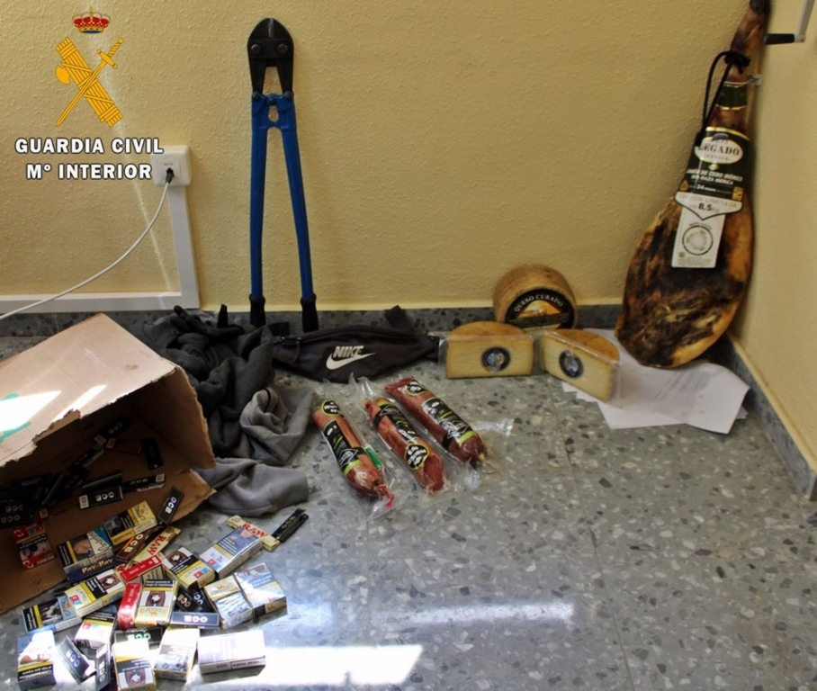 Parte del material recuperado por la Guardia Civil