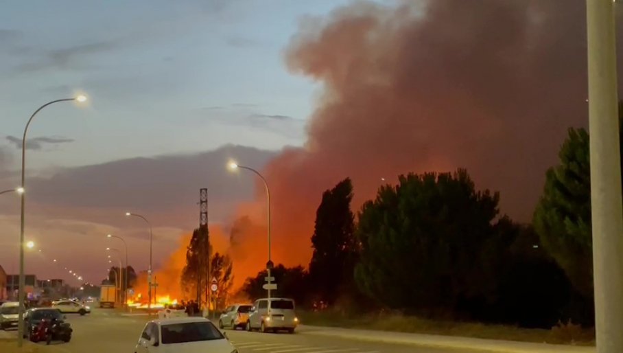 Columna de fuego provocada por el incendio