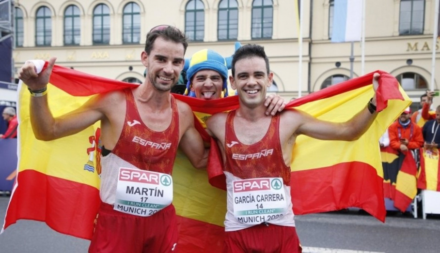 Álvaro Martín Uriol (izquierda) junto a Diego García tras quedar primero y tercero del Campeonato Europeo de 20 kilómetros marcha