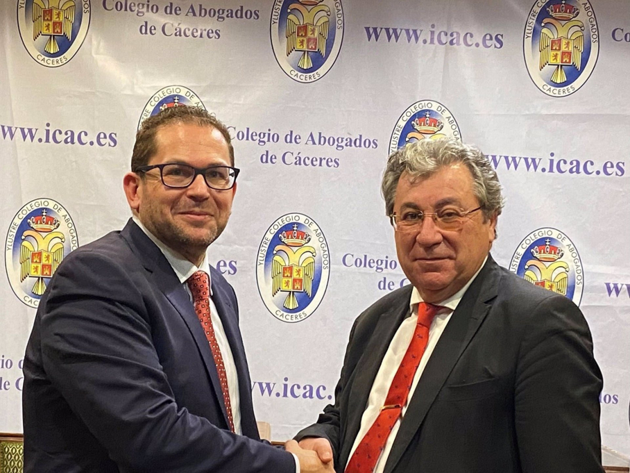 Decano abogados Cáceres, Carlos Alberto Montero, junto a Juan José Flores (derecha)
