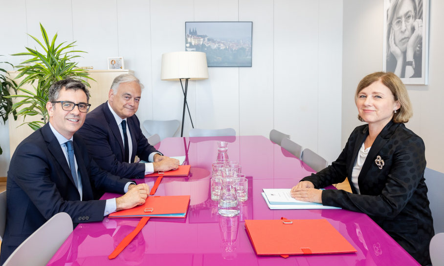 El ministro de Presidencia, Justicia y Relaciones con las Cortes, Félix Bolaños; el vicesecretario de Institucional del PP, Esteban González Pons, y la vicepresidenta de la Comisión Europea, Vera Jourová