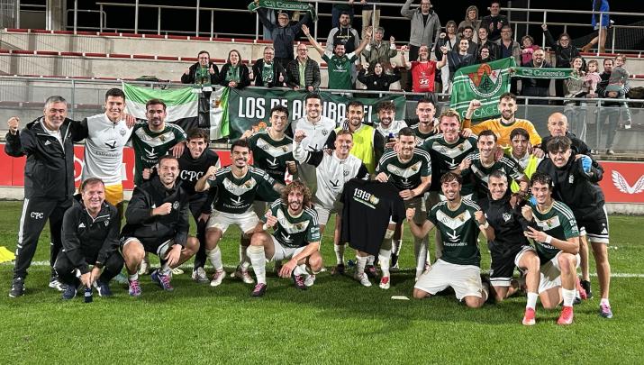 Los verdiblancos celebrando su primera victoria a domicilio