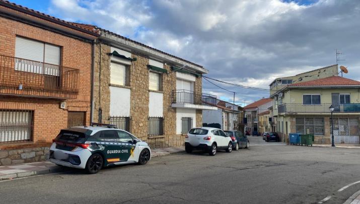 Vehículo de la Guardia Civil en la calle en la que se encuentra la vivienda en la cual un hombre se ha atrincherado