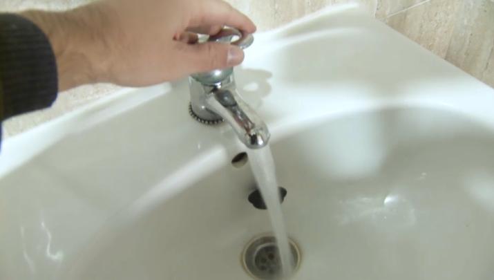 Agua corriente saliendo de un grifo