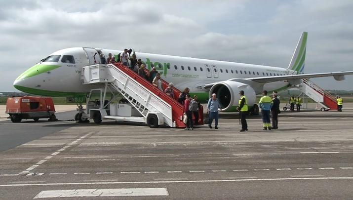 Pasajeros saliendo de un avión de Binter