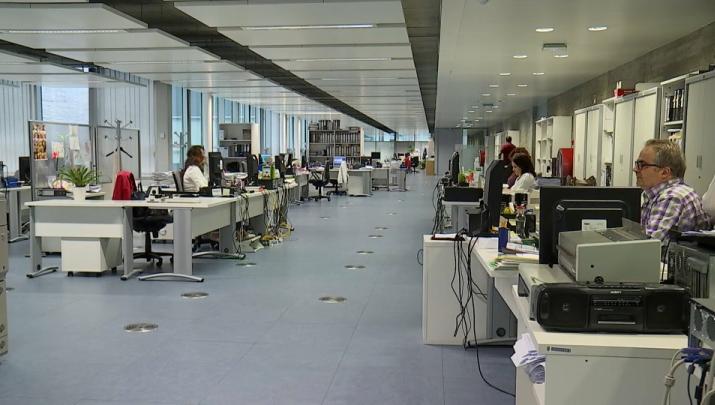 Funcionarios en su puesto de trabajo