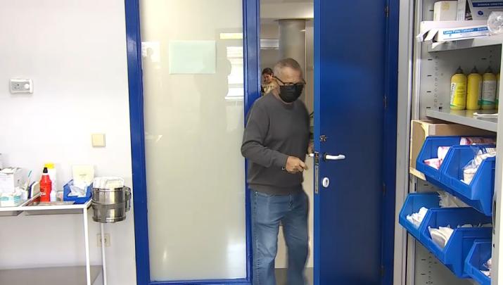 Un hombre accede, con mascarilla, al interior de una consulta médica en un centro sanitario de Extremadura