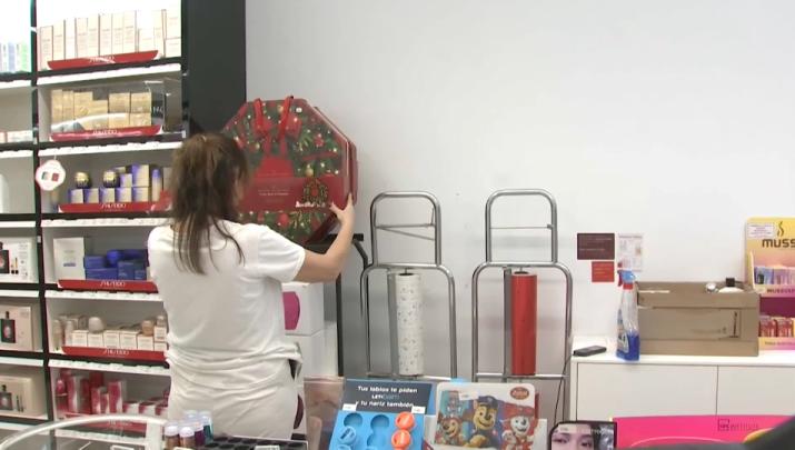 Trabajadora preparando la campaña de Navidad.