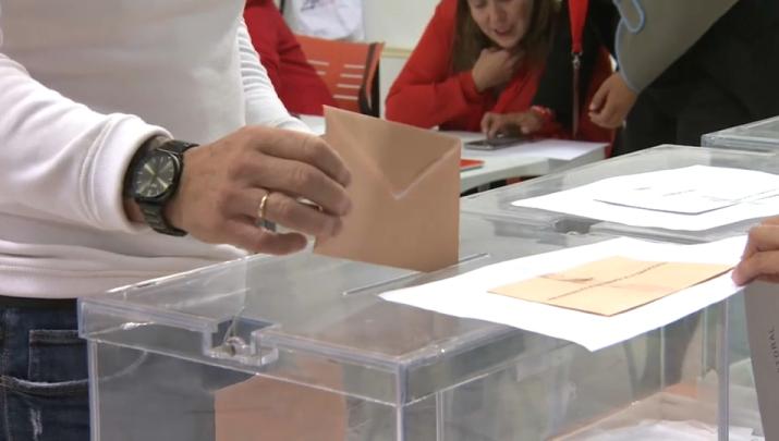 Extremeños votando en las elecciones autonómicas del año 2023