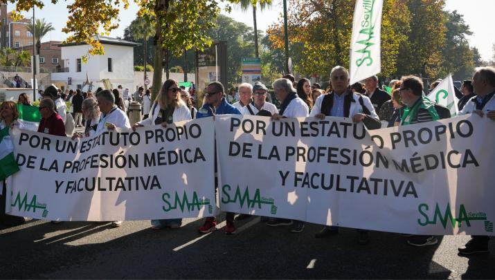 Médicos durante la manifestación convocada por el Sindicato Médico de Sevilla, con motivo de la huelga médica nacional